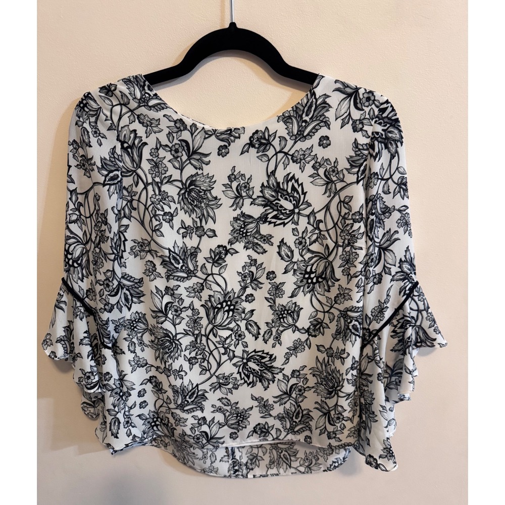 White House Black Market Floral Bell Sleeve Blouse Black White‎ Size 2 Zip Back